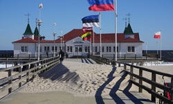 Vor dem Ostseeheilbad Ahlbeck auf Usedom wehen die Flaggen verschiedener europäischer Nachbarländer.