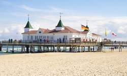Die markante Seebrücke von Ahlbeck auf der Insel Usedom.