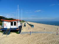 Blaue Strandkörbe auf Usedom warten auf ihre nächsten Gäste.