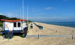 Blaue Strandkörbe auf Usedom warten auf ihre nächsten Gäste.