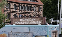 Ein Imbisswagen auf der Insel Usedom hat Fischbrötchen, Backfisch und Räucherfisch im Angebot.