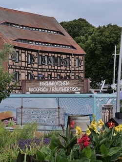 Ein Imbisswagen auf der Insel Usedom hat Fischbrötchen, Backfisch und Räucherfisch im Angebot.