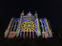 Die herrlich bunt beleuchtete Fassade der Kathedrale von Chartres.