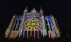 Die herrlich bunt beleuchtete Fassade der Kathedrale von Chartres.