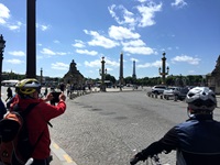 Zwei Radler fotografieren die berühmte Place de la Concorde in Paris.