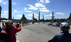 Zwei Radler fotografieren die berühmte Place de la Concorde in Paris.