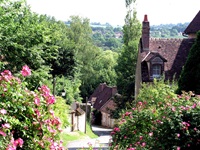 Blütenidyll in einem Dorf am französischen Fern-Radweg Véloscénie.