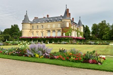 Bunte Blütenpracht vor dem Schloss Rambouillet.