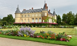 Bunte Blütenpracht vor dem Schloss Rambouillet.