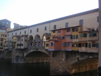 Blick auf die berühmte Brücke Ponte Vecchio mit ihrem überdachten Gang und ihren zahlreichen Geschäften