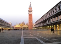 Blick über den Markusplatz mit seiner Markuskirche in Venedig