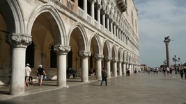 Blick auf die Piazzetta San Marco - im Hintergrund ist eine der beiden Säulen (Markuslöwe) zu erkennen