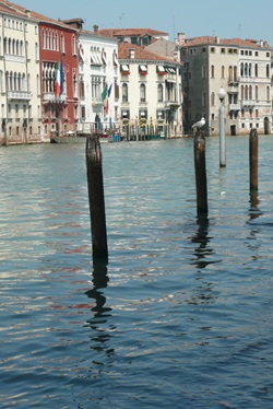 Blick über das Wasser zu den Häusern von Venedig