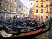 Blick auf die allseits bekannten Gondeln, die auf den Wasserstraßen durch Venedig fahren