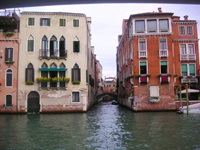 Blick auf eine enge Wasserstraße mit Brücke in Venedig