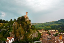 Blick auf den Uhrenturm in der Gemeinde Brisighella