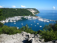 Herrlicher Blick auf die Baia Sistiana und die auf ihr treibenden Boote.