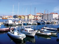 Vor Anker liegende Boote und Segeljachten bei Pirano.