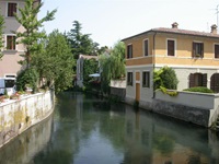 Häuser am Ufer des Flusses Lemene in Portogruaro.