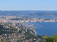 Panoramablick vom Monte Grisa auf die Stadt Triest.