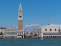 Stadtansicht von Venedig mit dem weltberühmten Campanile und dem Dogenpalast.