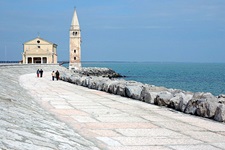 Die am Ende eines Felsendammes gelegene Kirche "Madonna dell' Angelo" in Caorle.