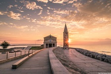 Sonnenuntergang über der direkt am Meer gelegenen Wallfahrtskirche Madonna dell' Angelo in Caorle.