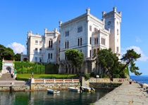 Das eindrucksvolle, schneeweiße Castello Miramare in Duino.