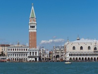 Zwei Wahrzeichen von Venedig: der Campanile und der Dogenpalast.