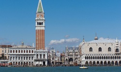 Zwei Wahrzeichen von Venedig: der Campanile und der Dogenpalast.