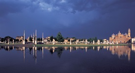 Imposanter Panoramablick auf Padua mit dem Prato della Valle.