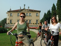 Eine Radlergruppe vor der Villa Valmarana ai Nani.