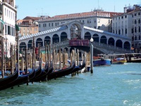 Gondeln vor Rialto, der wohl bekanntesten Brücke Venedigs.