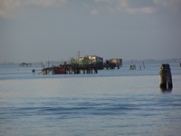 Pfahlbauten in der Lagune von Venedig.