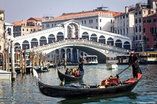 Blick über den Canal Grande mit den typischen Gondeln und Booten zur allseits bekannten Rialtiobrücke