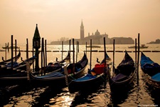 Einige angelegte Gondeln in der Lagune von Venedig