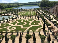 Die prächtige Orangerie im Schlosspark von Versailles von oben gesehen.