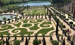 Die prächtige Orangerie im Schlosspark von Versailles von oben gesehen.