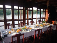 Ein einladend dekorierter Frühstückstisch im Salon der Funan Cruise.
