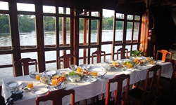 Ein einladend dekorierter Frühstückstisch im Salon der Funan Cruise.