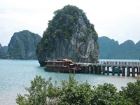 Eine angelegte Dschunke in der Halong Bucht von Vietnam