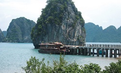 Eine angelegte Dschunke in der Halong Bucht von Vietnam