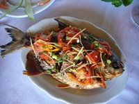Mittagessen auf einer Dschunke: Fisch mit Gemüse