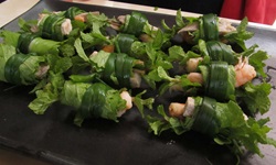 Typisches Essen in Vietnam: in Gemüse eingerollte Garnelen