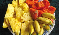 Ein Teller mit frischem Obst von Vietnam