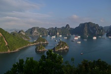 Blick über die eindrucksvolle Ha Long Bucht mit einigen Schiffen in Vietnam