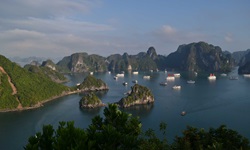 Blick über die eindrucksvolle Ha Long Bucht mit einigen Schiffen in Vietnam