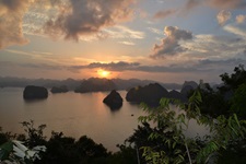 Sonnenuntergang in der Ha Long Bucht in Vietnam