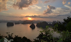 Sonnenuntergang in der Ha Long Bucht in Vietnam