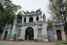 Die imposante weiße Fassade des Tempels der Literatur (Quán Thánh Tempel) in Hanoi.